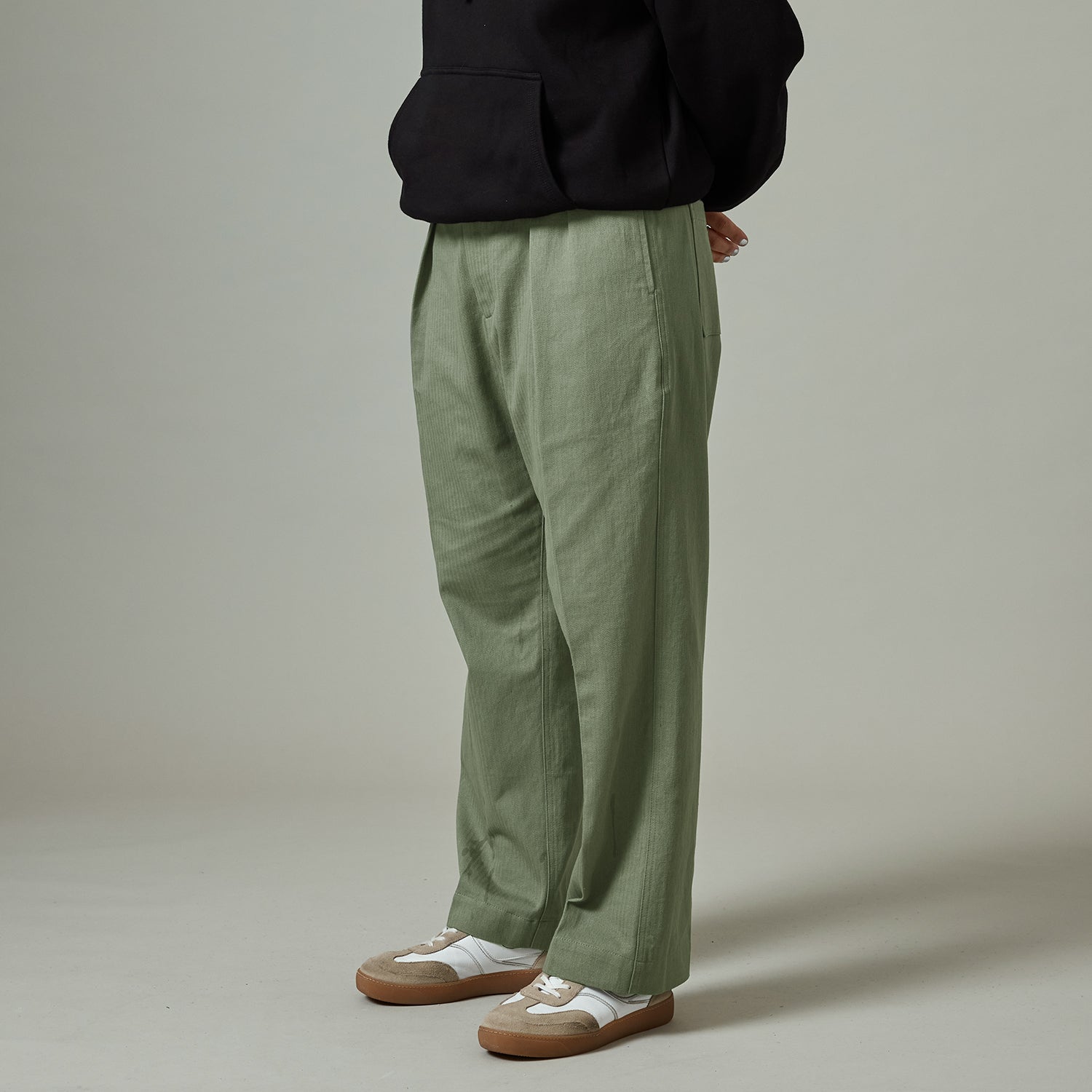 R43_ON_BODY_PANTS_0002_HERRINGBONE_LEAGUES_CLUB_PANTS_SAGE.jpg
