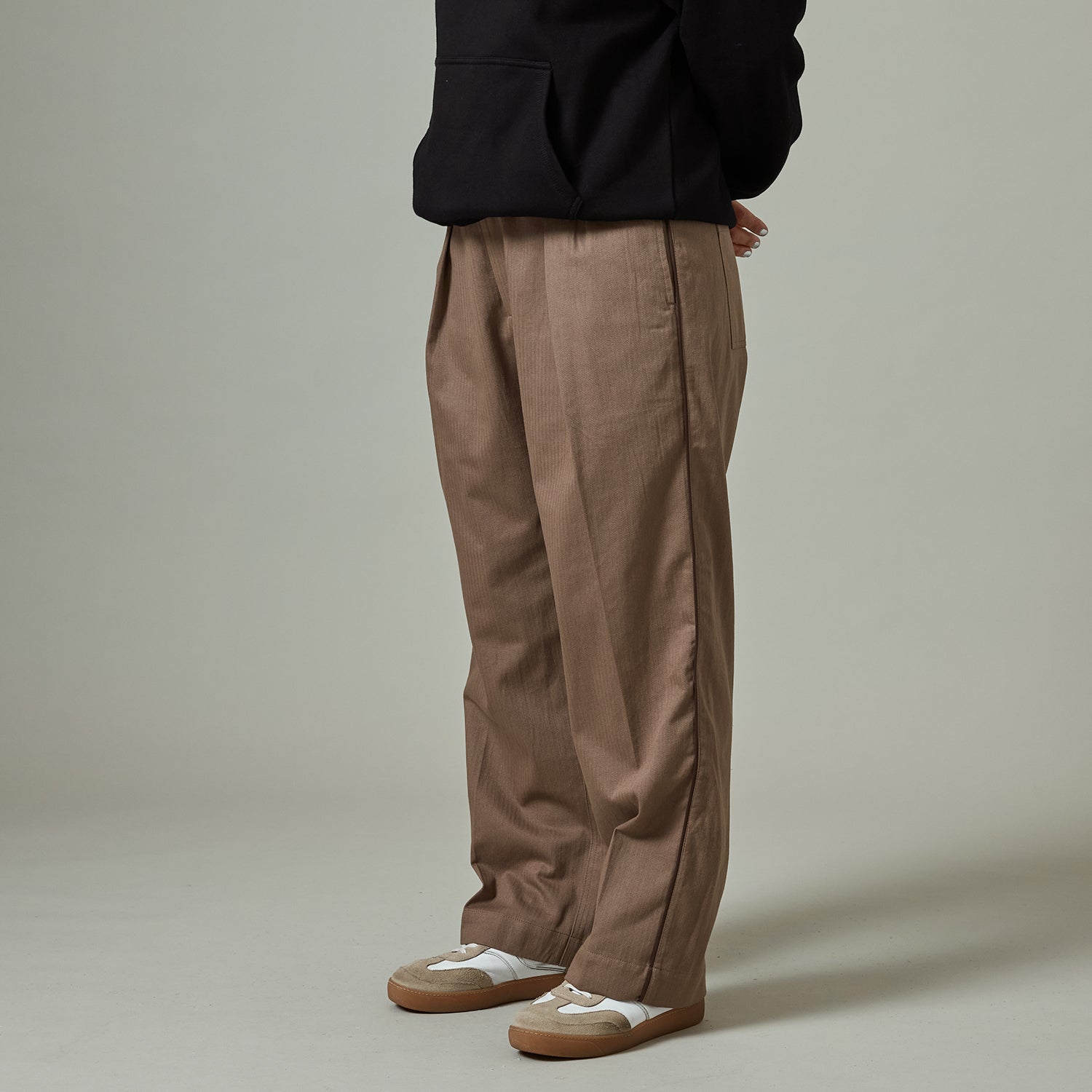 R43_ON_BODY_PANTS_0018_HERRINGBONE_LEAGUES_CLUB_STRIPE_PANTS_LT_BROWN.jpg