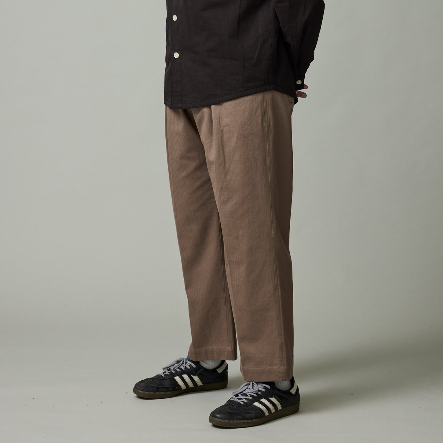 R44_ON_BODY_PANTS_0006_HERRINGBONE_LEAGUES_CLUB_PANTS_LT_BROWN.jpg
